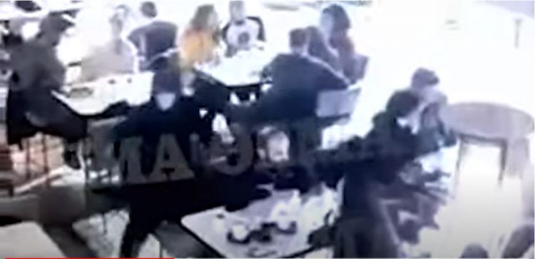 PAMJET E VRASJES/ Ja si personi me kapuç ekzekuton shqiptarin