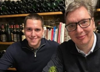 Njësoj si i ati, djali i Vuçiç “kërcënon” Kosovën: Zoti e di që…