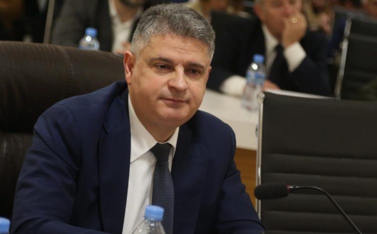 Kërkoi heqjen e mandatit për 2 deputetë, Xholi: U bë si Big Brother