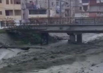 Banorët në panik, “tërbohet” përroi i Zaranikës në Elbasan