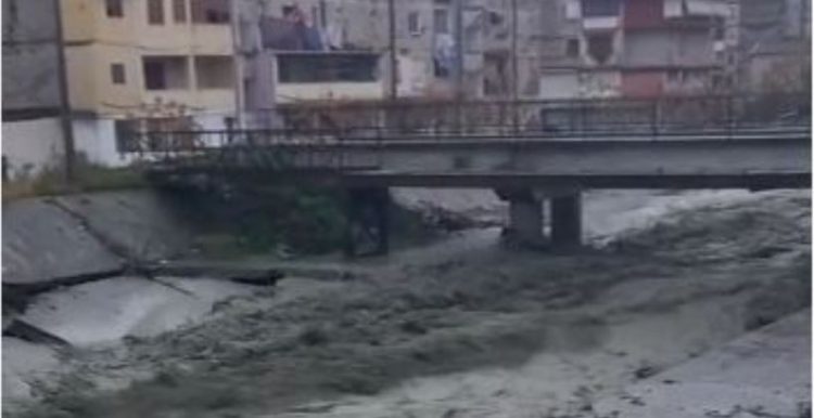 Banorët në panik, “tërbohet” përroi i Zaranikës në Elbasan