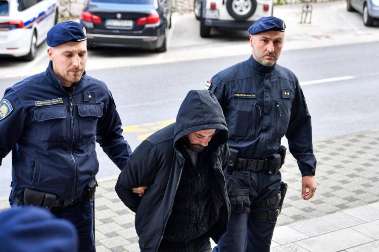 Me gjysmë milioni heroinë në makinë, dalin fotot e dy shqiptarëve