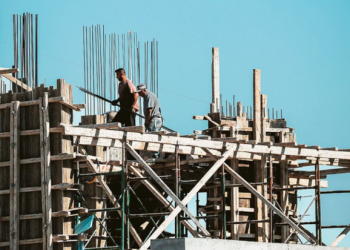 “Shqiptarët drejt BE”, mediat e huaja: Mungojnë 280 mijë punëtorë