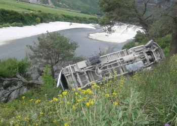 Aksident në Librazhd, makina bie në lumin Shkumbin