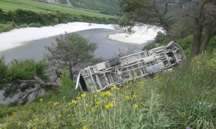 Aksident në Librazhd, makina bie në lumin Shkumbin