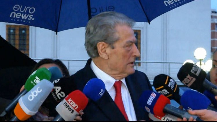 Parlamenti nis me tensione, Berisha paralajmëron protesta