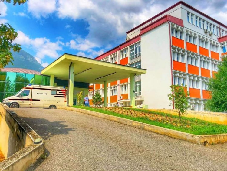 E rëndë/ Hidhet nga dritarja e spitalit, humb jetën pacienti