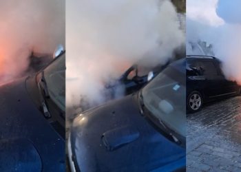 Përfshihet nga flakët makina në Berat, dyshimet e para