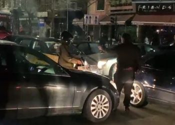 Kaos në Tiranë! Fikja e semaforëve bllokon kryqëzimin e QSUT (VIDEO)
