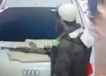 FOTO e 36-vjeçarit me kallashnikov mbi bagazhin e Audit