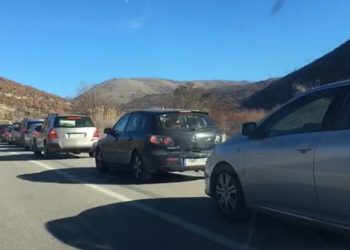 Ç’po ndodh në Kapshticë? Radhë kilometrike, cila është arsyeja