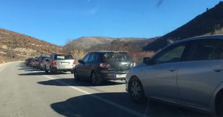 Ç’po ndodh në Kapshticë? Radhë kilometrike, cila është arsyeja