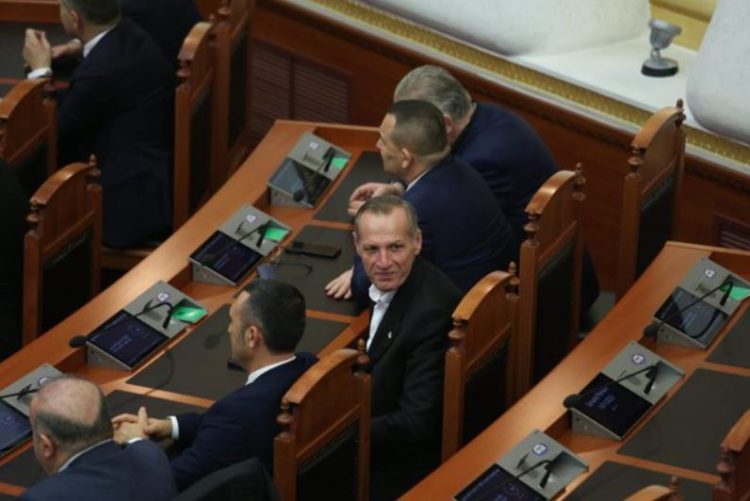 FOTO/ Braktisi Metën për PS-në, Agron Çela ulet mes socialistëve