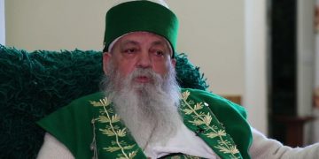“Baba Mondi” nderohet “Qytetar Nderi” i Vlorës,jep mesazhin e fortë