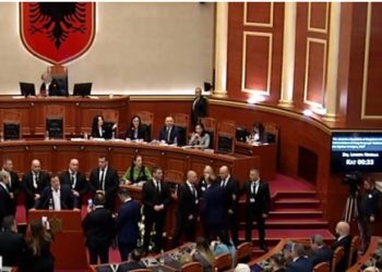 FOTO/ Bardhi i shkon pranë Spiropalit, e rrethon Garda