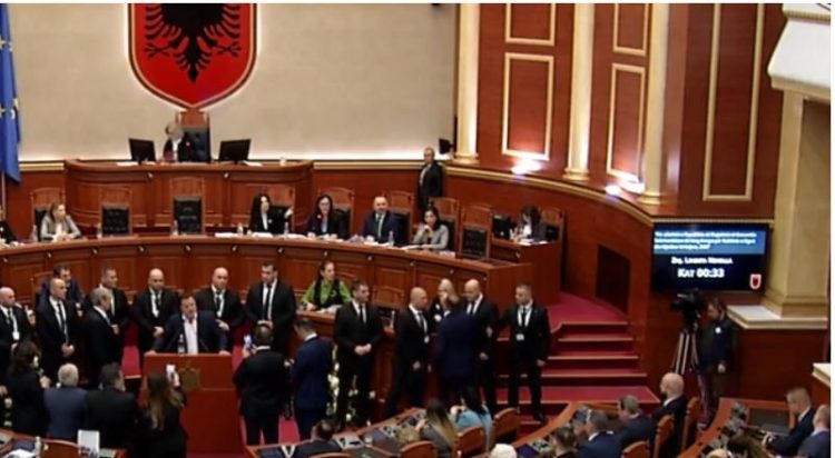 FOTO/ Bardhi i shkon pranë Spiropalit, e rrethon Garda