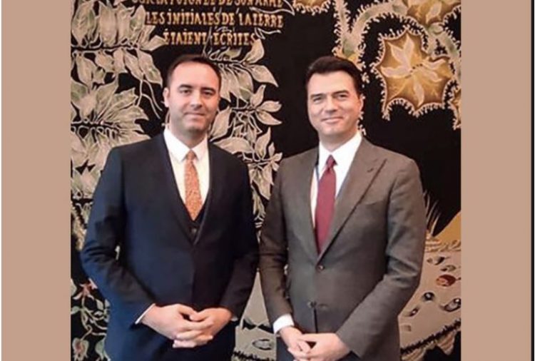 ‘Shfaqet’ Basha, publikon foto me Konjufcën