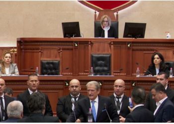 Sali Berisha përjashtohet nga salla e Kuvendit