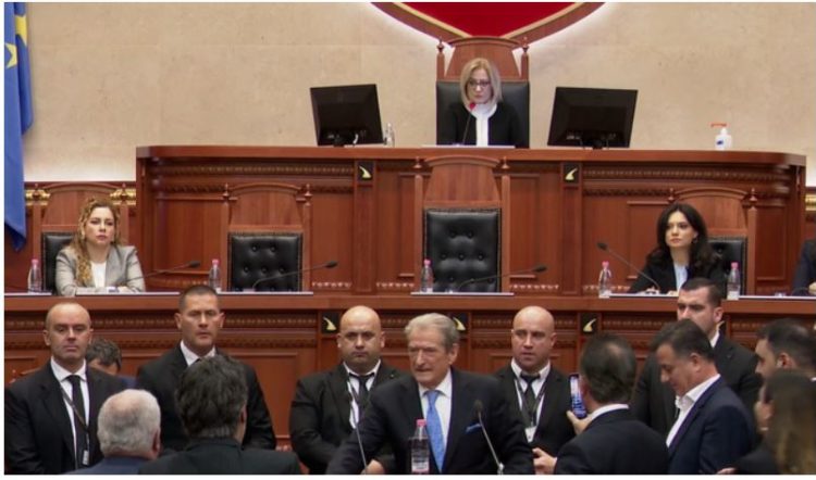 Sali Berisha përjashtohet nga salla e Kuvendit