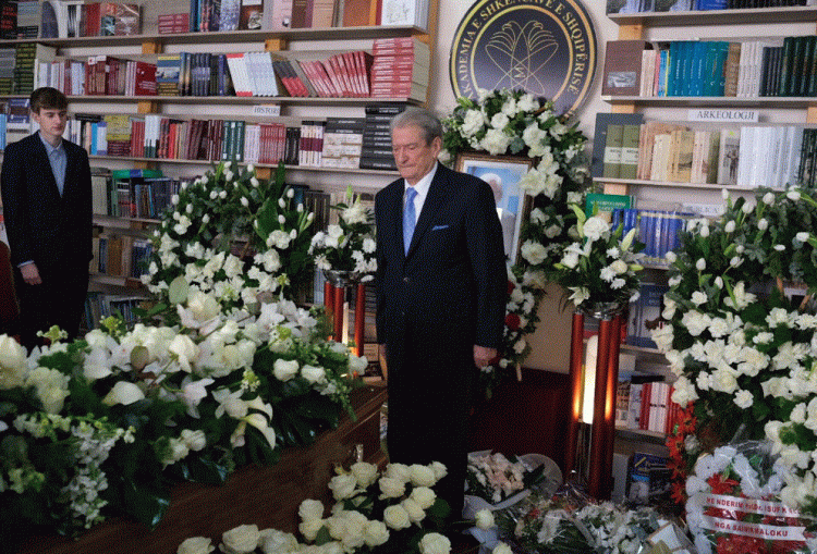 Berisha homazhe në nder të mjekut Isuf Kalo: La kontribut të çmuar