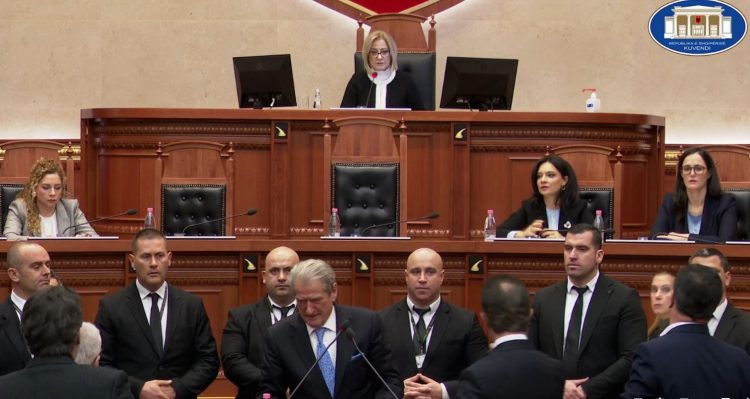 “Rama i përfshirë në mega-korrupsion”, Berisha rrethon Foltoren