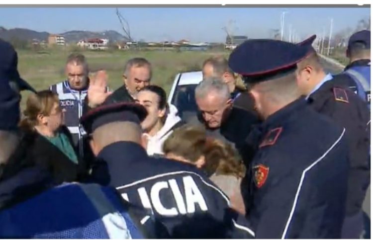 Banorët e Bërxullës përplasen me policinë