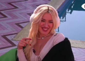 Mikela ngacmon Kristin/ Dea: Të tregoj unë si bëhet!