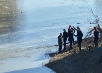 Polumbarët nisin kërkimet në Seman, asnjë shenjë nga automjeti