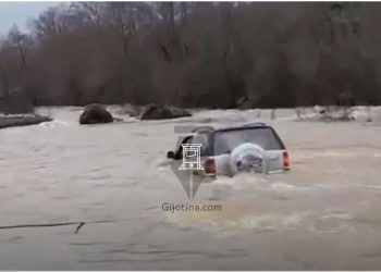 VIDEO/ Shmanget tragjedia në Lezhë, përroi bllokoi makinën