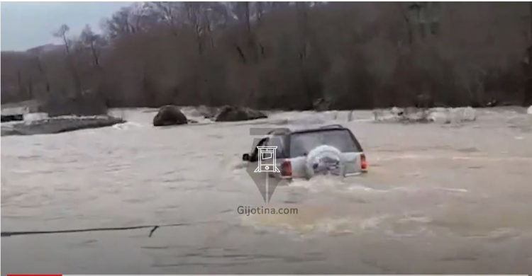 VIDEO/ Shmanget tragjedia në Lezhë, përroi bllokoi makinën