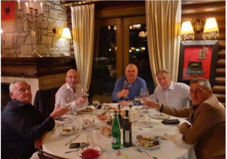 DEL FOTO, McGonigal duke darkuar me Safet Gjicin