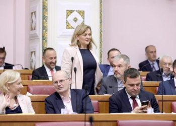 ‘Kosova iu rrëmbye Serbisë’, deputetja shqiptare ‘përplaset’ me…