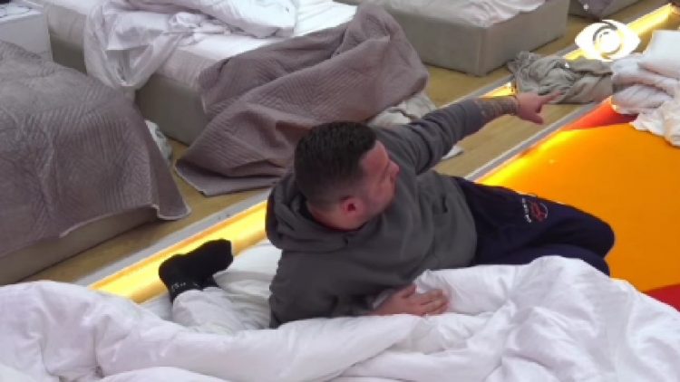 Luizi shkrin banorët, i krahason me marka makinash