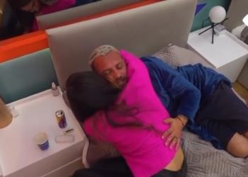 Luizi mban veshur rrobëdishanin e Kiarës, ajo afrohet dhe e puth!