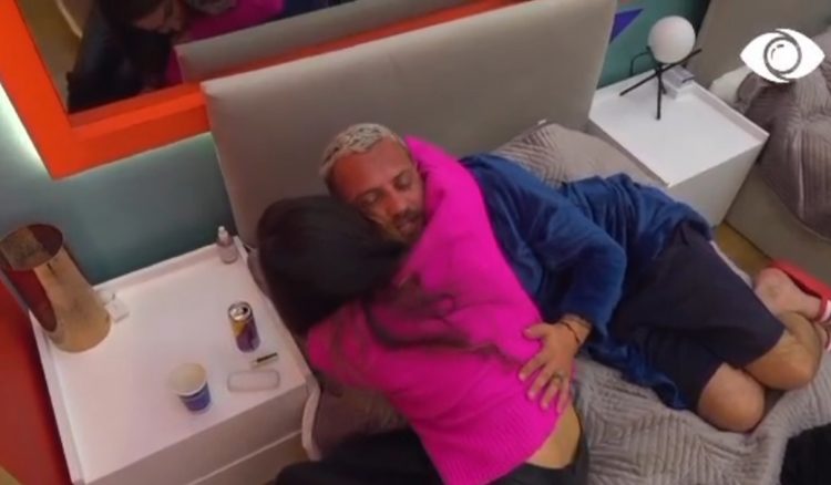 Luizi mban veshur rrobëdishanin e Kiarës, ajo afrohet dhe e puth!