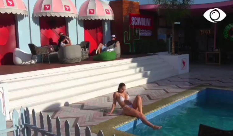Mikela del me bikini në pishinë, ja kë thërret pranë vetes
