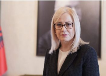 Njëzetë e tetë deputetë kërkojnë shkarkimin e Lindita Nikollës