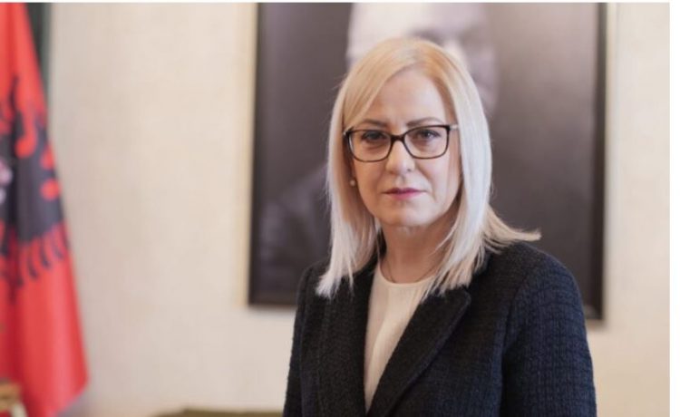 Njëzetë e tetë deputetë kërkojnë shkarkimin e Lindita Nikollës