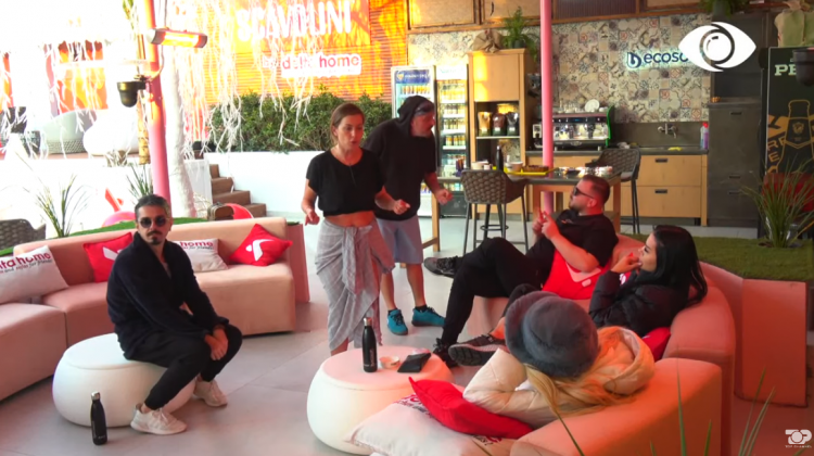 Olta përpiqet t’i pajtojë, Efi dhe Kejvina bëjnë sherr