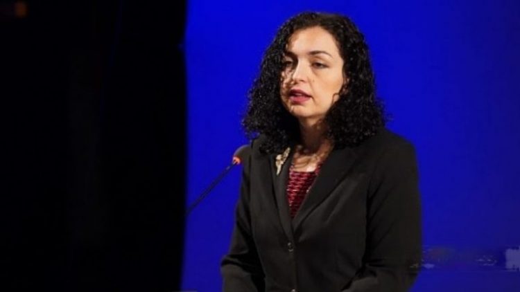 Osmani viziton Reçakun: Serbia ka tendencë të falsifikojë historinë