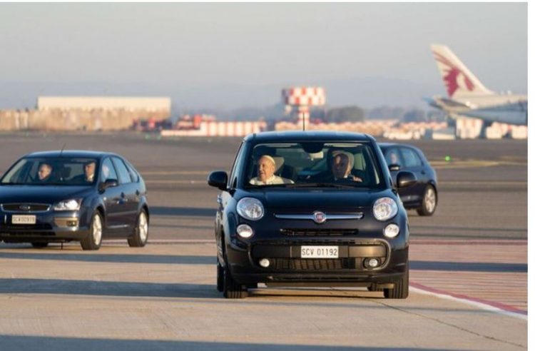 FOTO/ Papa Francesku nis udhëtimin e tij në Afrikë
