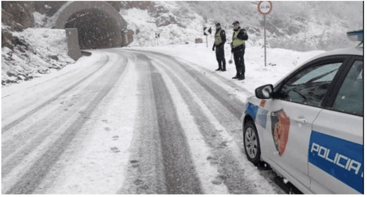 Dëbora bllokon Rrugën e Arbrit, policia: Ndiqni rrugën e vjetër