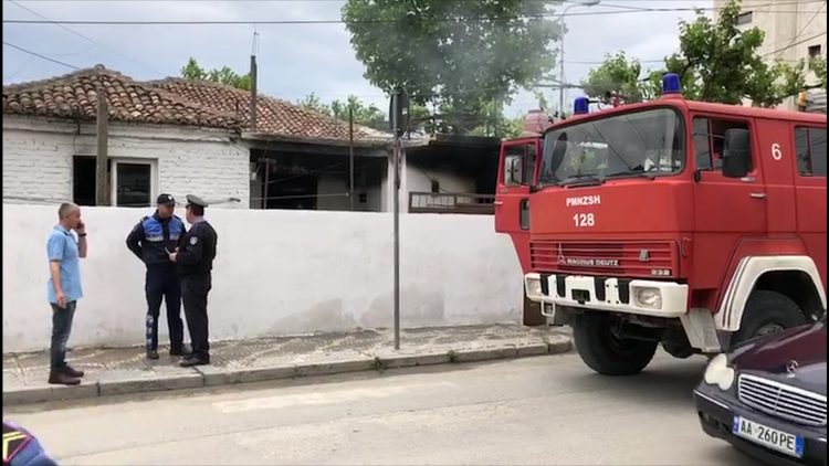 Digjet banesa në Fier, rrezikohen dhe shtëpitë përreth