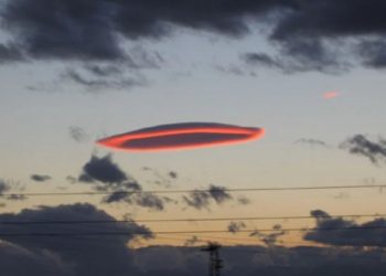 Një re e pazakontë shfaqet në qiell, habiten banorët