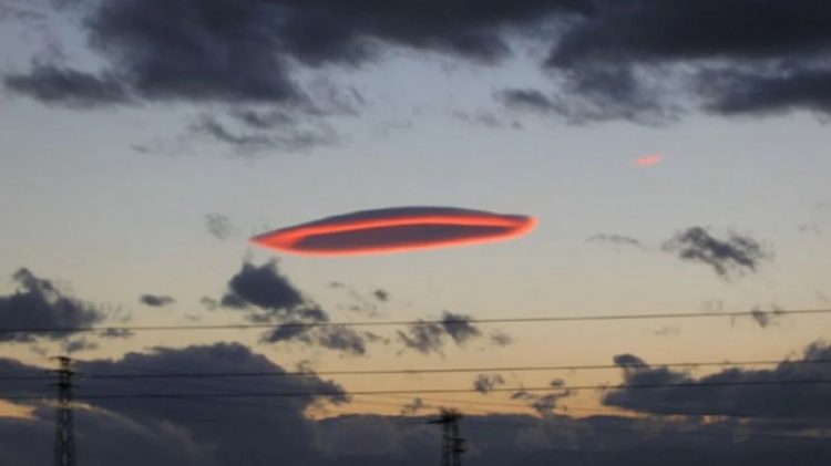 Një re e pazakontë shfaqet në qiell, habiten banorët