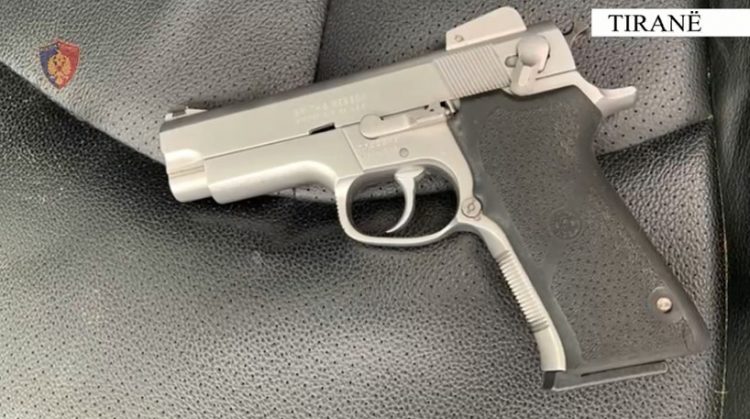 Me armë në makinë, arrestohet i riu në kryeqytet (VIDEO)