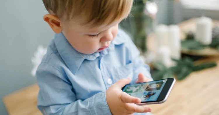 Arsyet pse nuk duhet t’i jepni fëmijës tuaj një celular