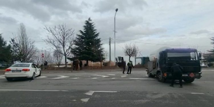 Aksident në Pogradec, autoboti me gaz përplaset me makinën