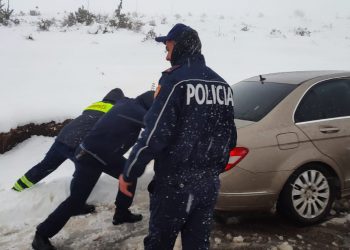 Automjetet bllokohen dhe në Malin e Tomorrit