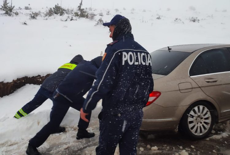 Automjetet bllokohen dhe në Malin e Tomorrit